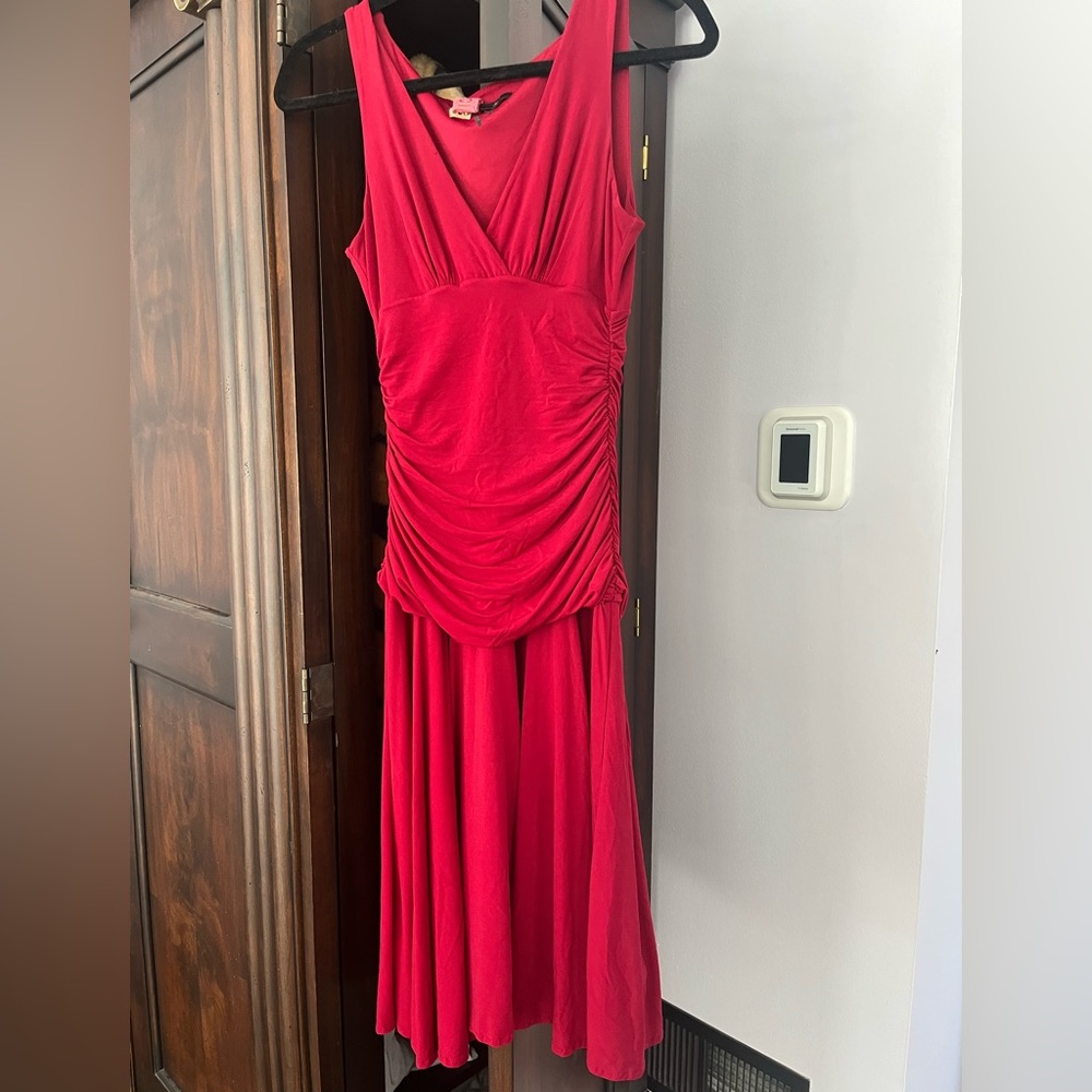 Sleeveless rouche mid section figure flattering dress!